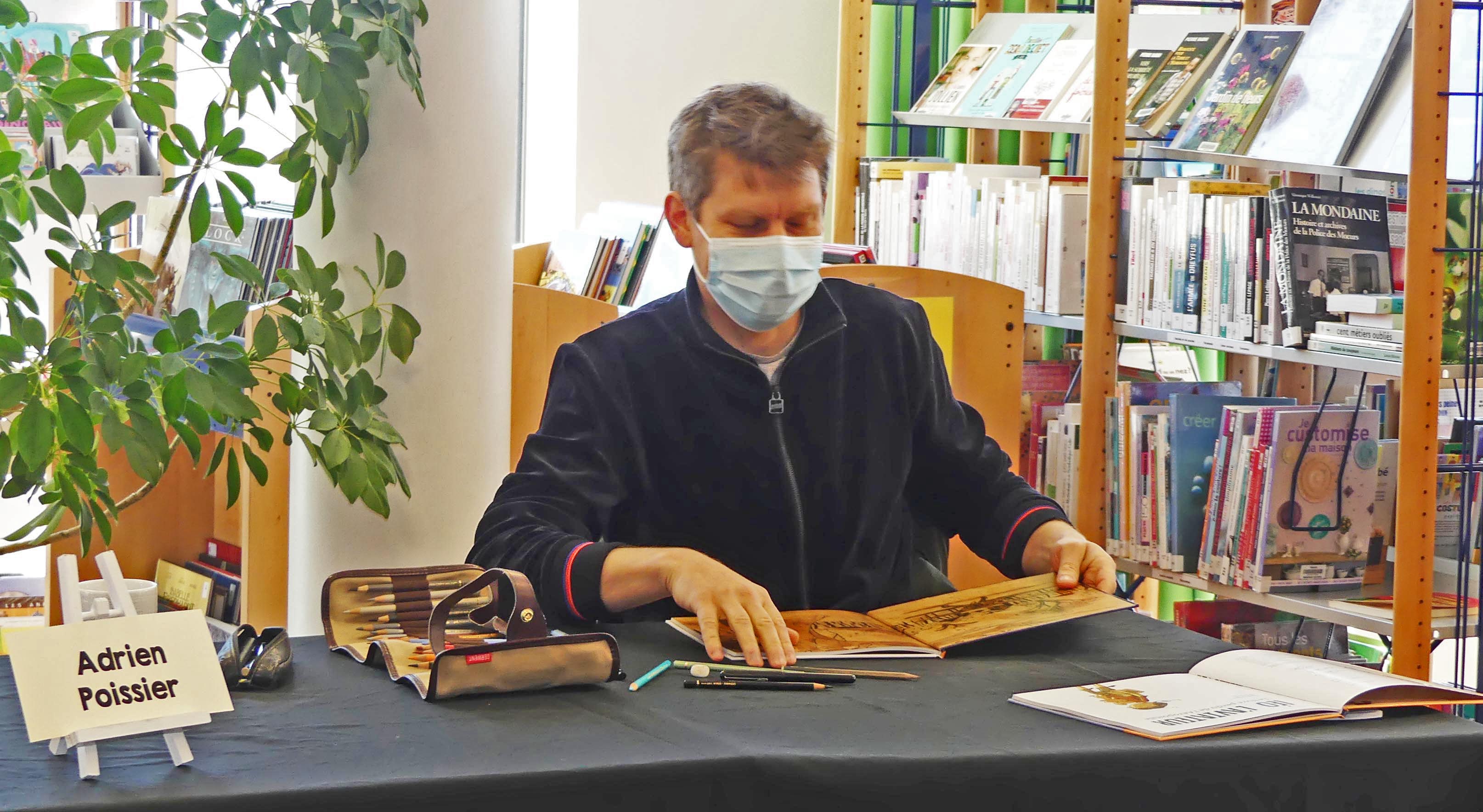 Adrien Poissier en dédicace à la médiathèque de Villaudric pour son livre Un putois épatant. 