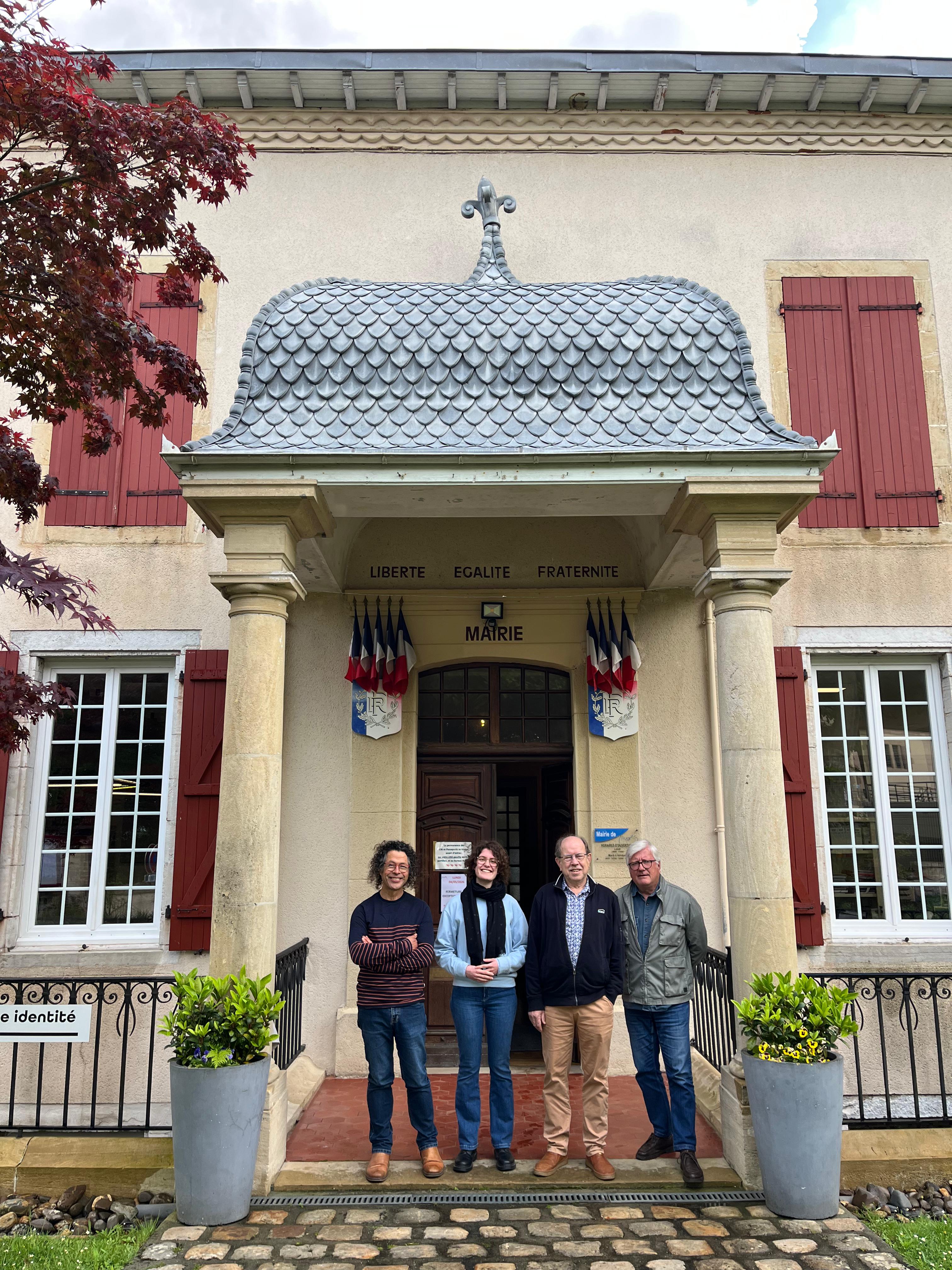 Devant le charmant hôtel de ville de Mugron, autrefois demeure "Chantilly", accompagnée des adjoints municipaux Jean Dangoumau et Jean-Philippe Ladevèze (sur la droite) et de mon tuteur de stage Christophe Grémiaux, chef de projet Petites Villes de Demain (sur la gauche)