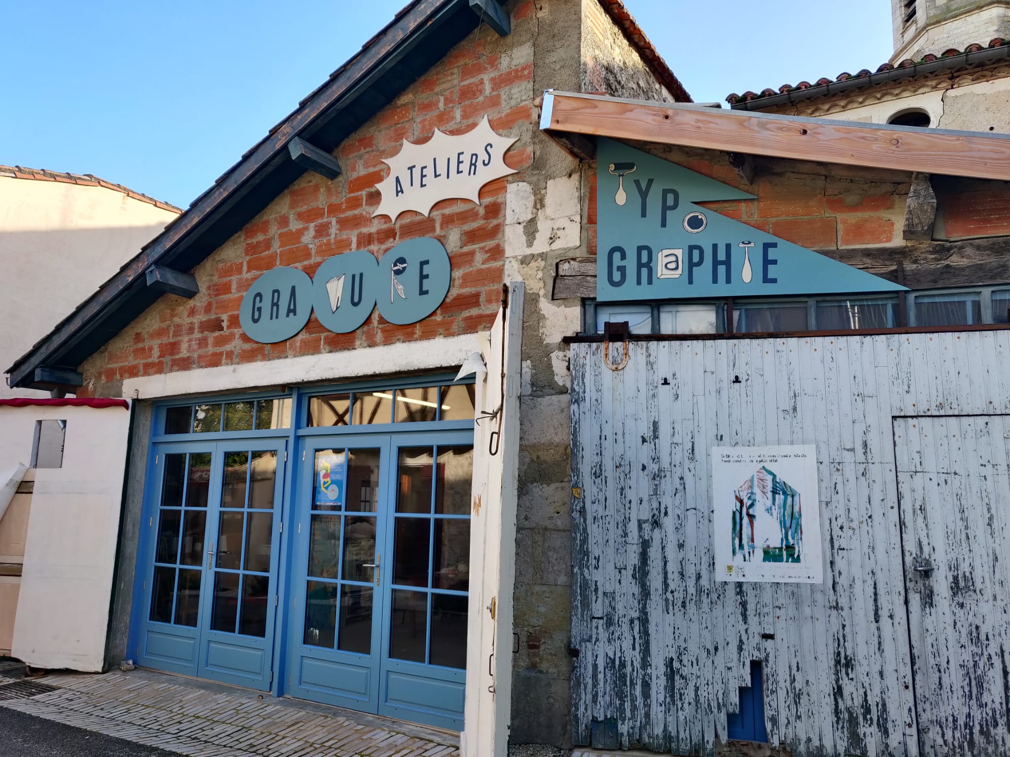 façade des ateliers de sérigraphie du village de Sarrant