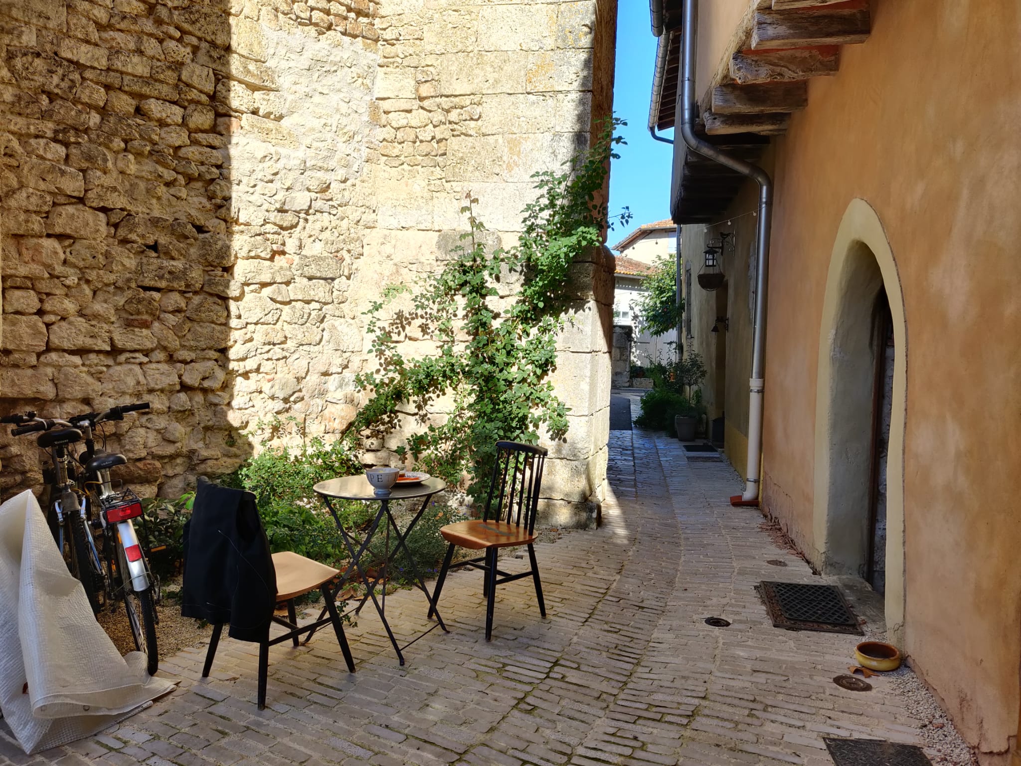 vue d'une ruelle du village médiéval de Sarrant, entre l'église et des maisons à colombage