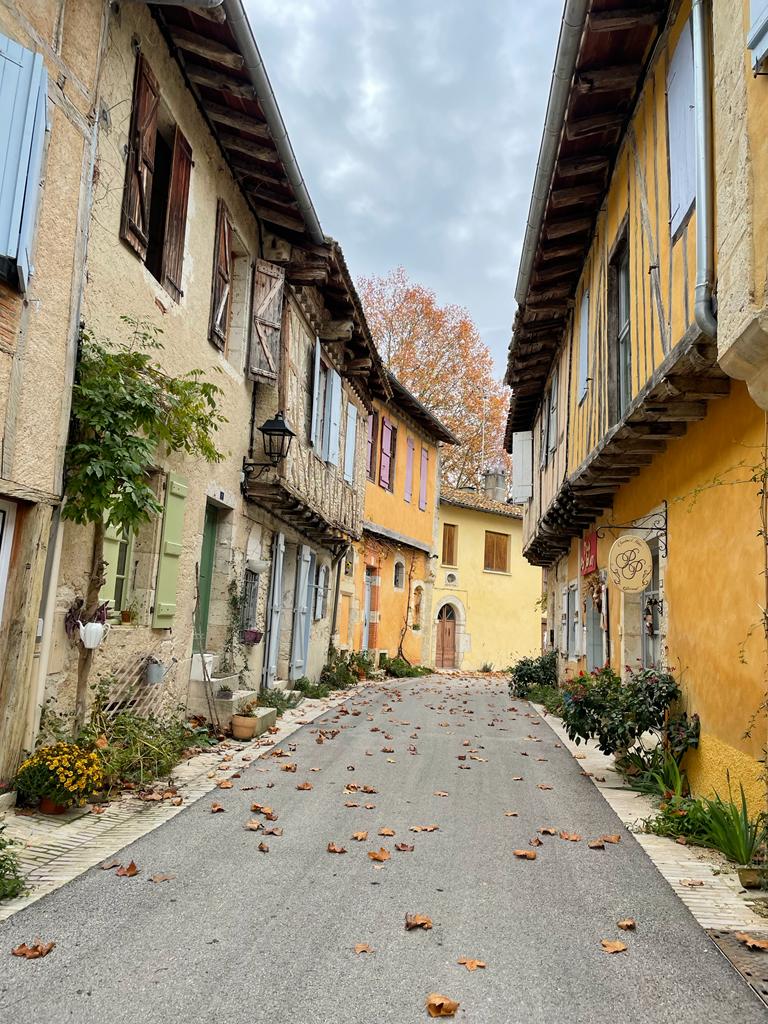 rue Courbe dans le bourg de Sarrant