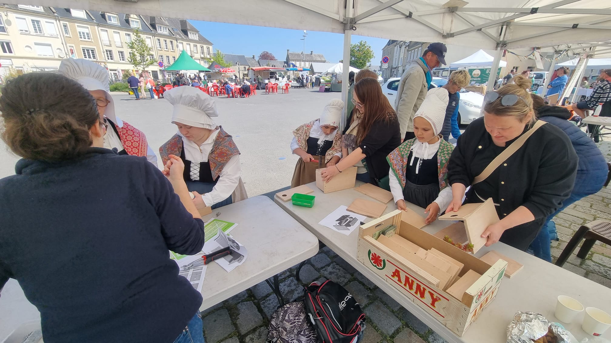 Photo de personnes montant des nichoirs dont danseurs du Gay Sçavois