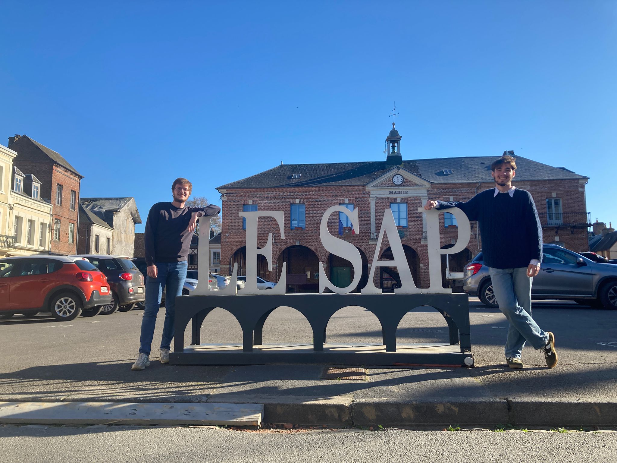 Emmanuel et Mathis lors de leur arrivée à Sap-en-Auge début avril