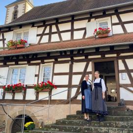 Maison alsacienne et tenue locale 